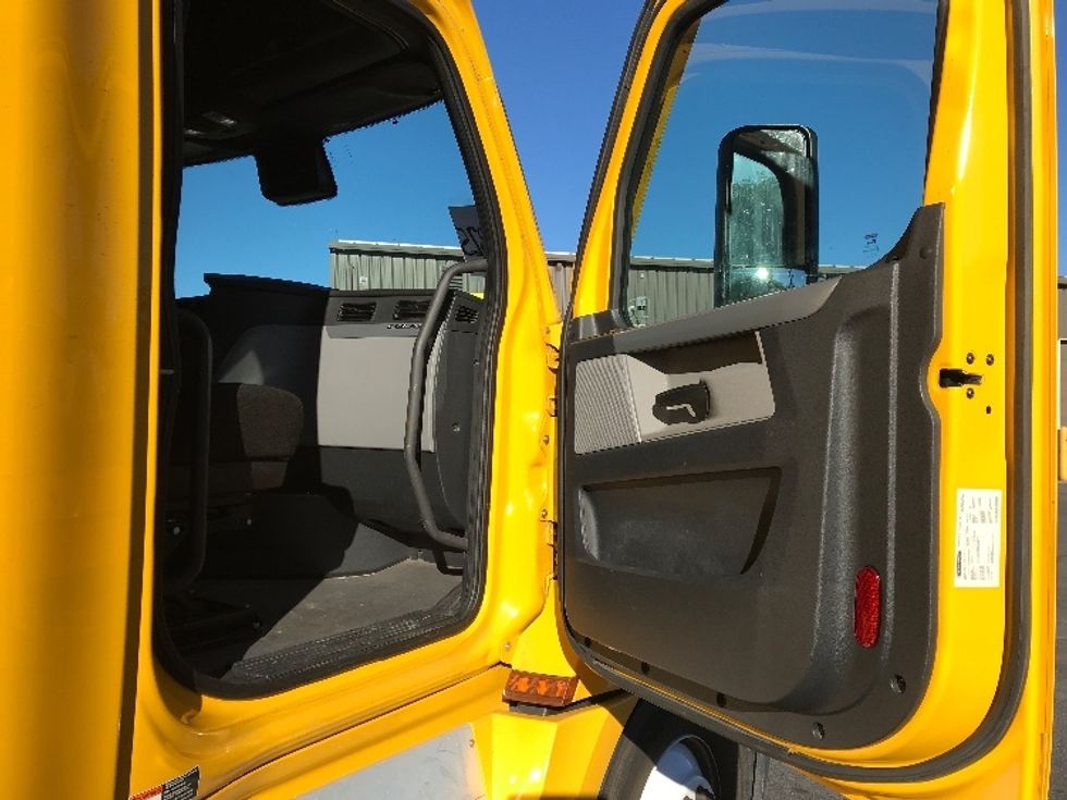 Sleeper Tractor-Heavy Duty Tractors-Freightliner-2022-T12664ST-Allentown-PA-447,018\n\t\tmiles-$ 68,500 - Image 13