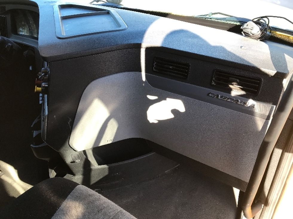 Sleeper Tractor-Heavy Duty Tractors-Freightliner-2022-T12664ST-Allentown-PA-447,018\n\t\tmiles-$ 68,500 - Image 14