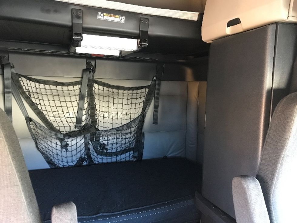 Sleeper Tractor-Heavy Duty Tractors-Freightliner-2022-T12664ST-Allentown-PA-447,018\n\t\tmiles-$ 68,500 - Image 16