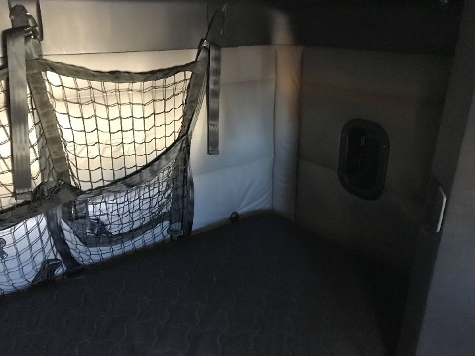 Sleeper Tractor-Heavy Duty Tractors-Freightliner-2022-T12664ST-Allentown-PA-447,018\n\t\tmiles-$ 68,500 - Image 17