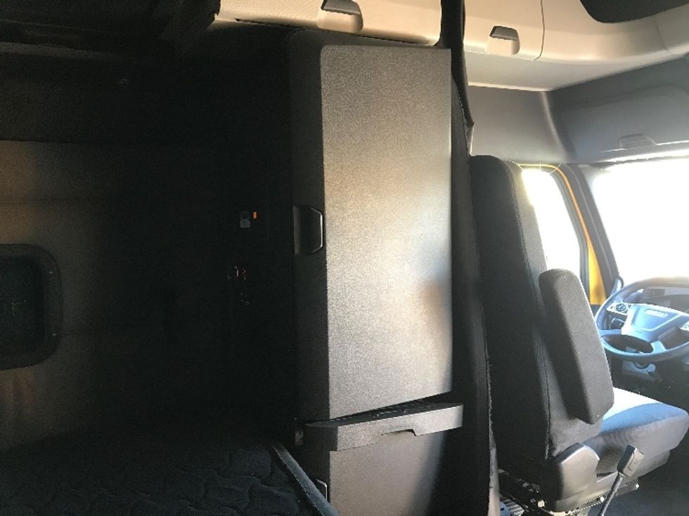 Sleeper Tractor-Heavy Duty Tractors-Freightliner-2022-T12664ST-Allentown-PA-447,018\n\t\tmiles-$ 68,500 - Image 18