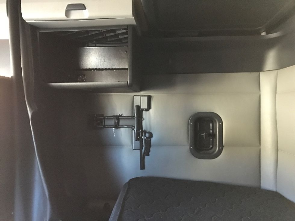 Sleeper Tractor-Heavy Duty Tractors-Freightliner-2022-T12664ST-Allentown-PA-447,018\n\t\tmiles-$ 68,500 - Image 19