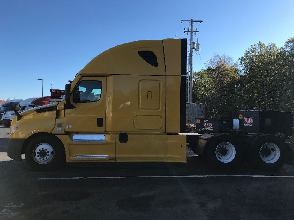 Sleeper Tractor-Heavy Duty Tractors-Freightliner-2022-T12664ST-Allentown-PA-447,018\n\t\tmiles-$ 68,500 - Image 4