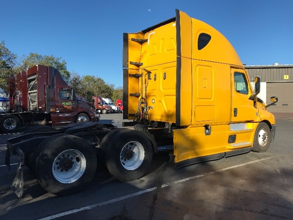 Sleeper Tractor-Heavy Duty Tractors-Freightliner-2022-T12664ST-Allentown-PA-447,018\n\t\tmiles-$ 68,500 - Image 7
