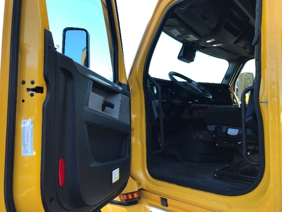 Sleeper Tractor-Heavy Duty Tractors-Freightliner-2022-T12664ST-Allentown-PA-447,018\n\t\tmiles-$ 68,500 - Image 9