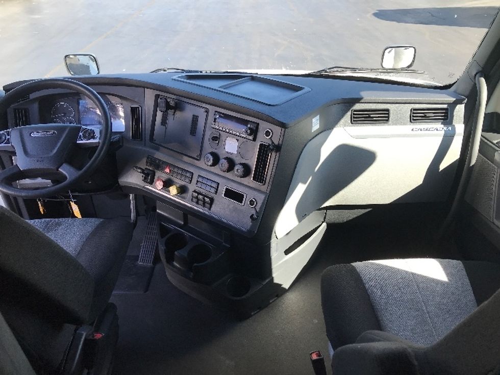 Sleeper Tractor-Heavy Duty Tractors-Freightliner-2022-T12664ST-Allentown-PA-451,865\n\t\tmiles-$ 73,500 - Image 12