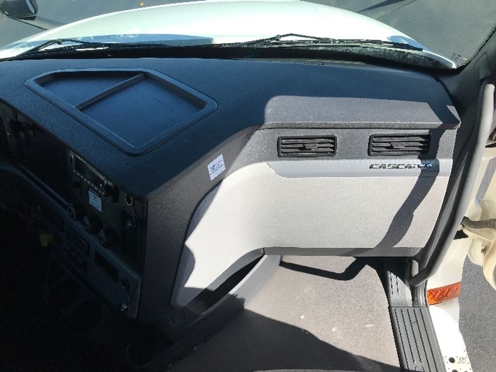 Sleeper Tractor-Heavy Duty Tractors-Freightliner-2022-T12664ST-Allentown-PA-451,865\n\t\tmiles-$ 73,500 - Image 14