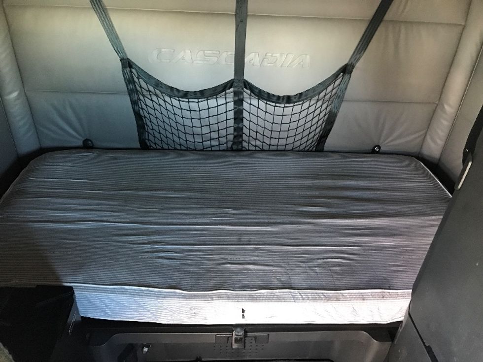 Sleeper Tractor-Heavy Duty Tractors-Freightliner-2022-T12664ST-Allentown-PA-451,865\n\t\tmiles-$ 73,500 - Image 17