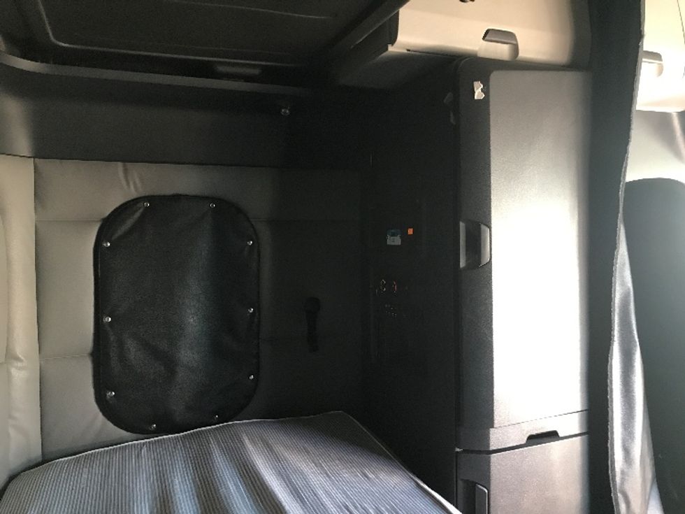 Sleeper Tractor-Heavy Duty Tractors-Freightliner-2022-T12664ST-Allentown-PA-451,865\n\t\tmiles-$ 73,500 - Image 18