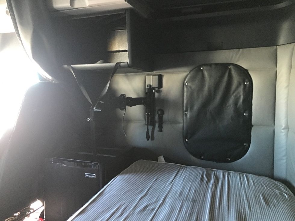 Sleeper Tractor-Heavy Duty Tractors-Freightliner-2022-T12664ST-Allentown-PA-451,865\n\t\tmiles-$ 73,500 - Image 19