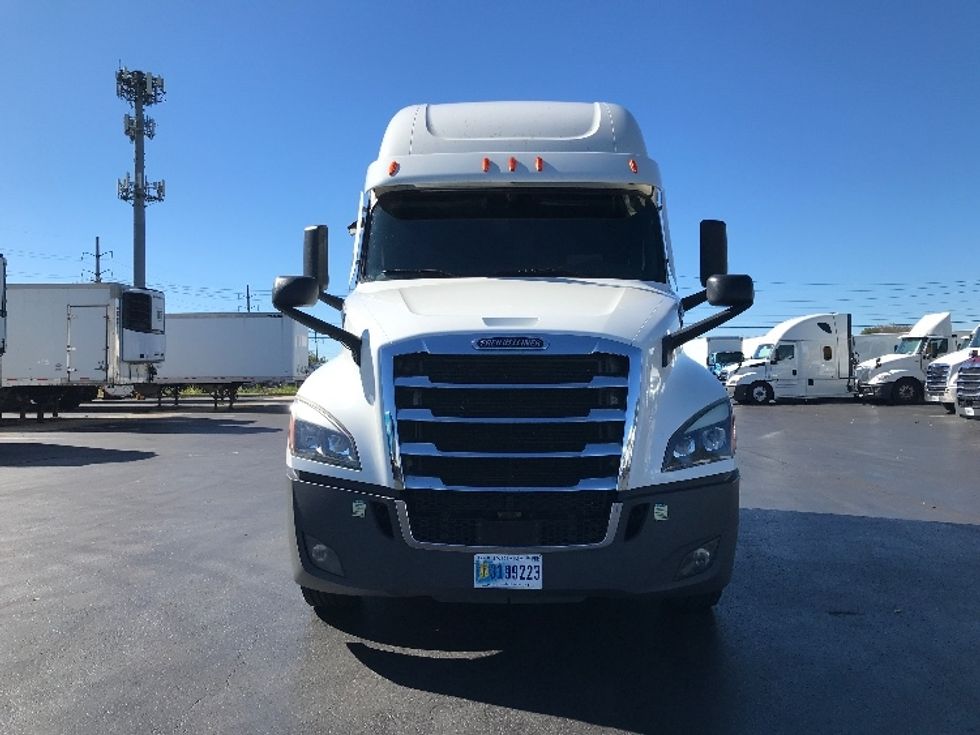 Sleeper Tractor-Heavy Duty Tractors-Freightliner-2022-T12664ST-Allentown-PA-451,865\n\t\tmiles-$ 73,500 - Image 2