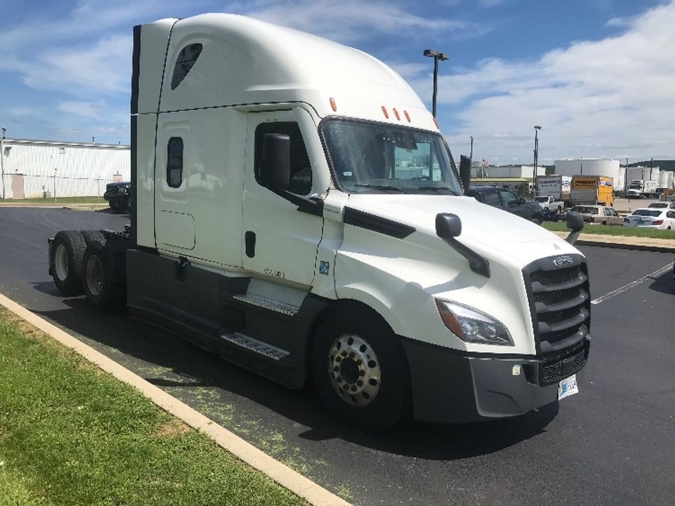 Sleeper Tractor-Heavy Duty Tractors-Freightliner-2022-T12664ST-Allentown-PA-501,670\n\t\tmiles-$ 81,000 - Image 1