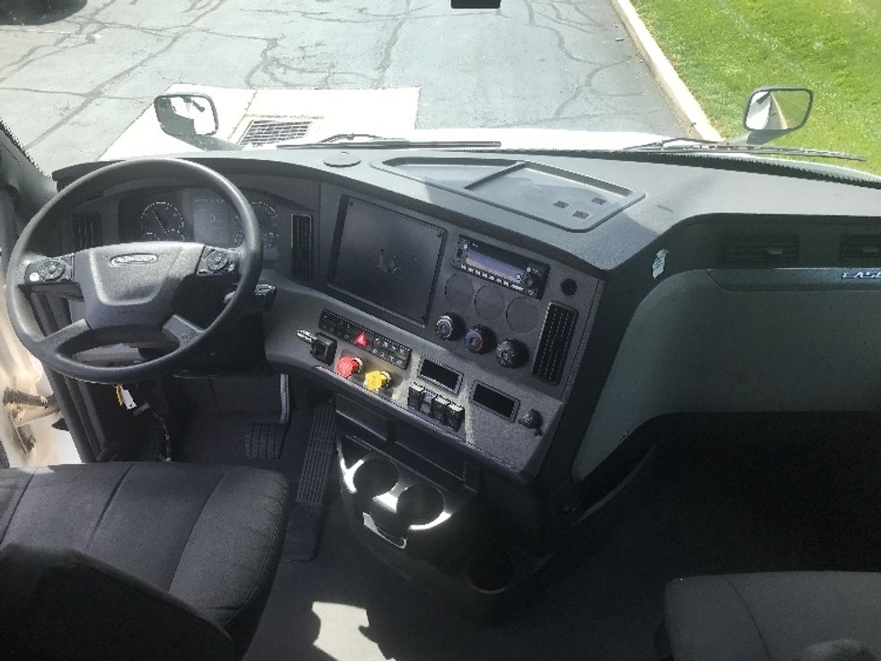 Sleeper Tractor-Heavy Duty Tractors-Freightliner-2022-T12664ST-Allentown-PA-501,670\n\t\tmiles-$ 81,000 - Image 12