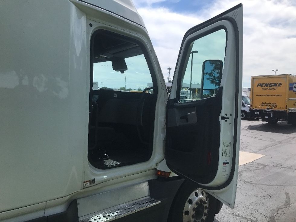 Sleeper Tractor-Heavy Duty Tractors-Freightliner-2022-T12664ST-Allentown-PA-501,670\n\t\tmiles-$ 81,000 - Image 13