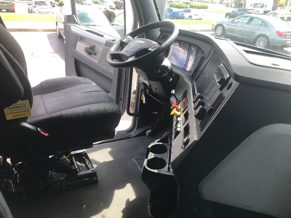 Sleeper Tractor-Heavy Duty Tractors-Freightliner-2022-T12664ST-Allentown-PA-501,670\n\t\tmiles-$ 81,000 - Image 15