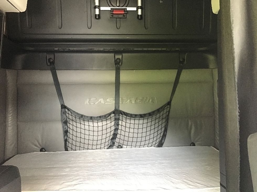 Sleeper Tractor-Heavy Duty Tractors-Freightliner-2022-T12664ST-Allentown-PA-501,670\n\t\tmiles-$ 81,000 - Image 16