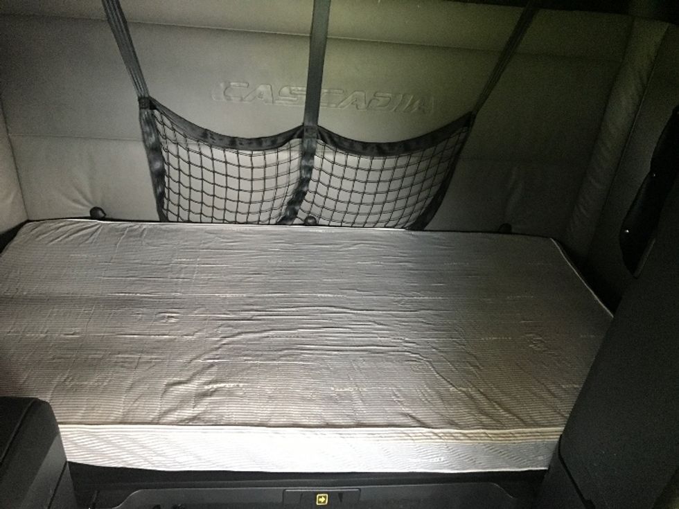 Sleeper Tractor-Heavy Duty Tractors-Freightliner-2022-T12664ST-Allentown-PA-501,670\n\t\tmiles-$ 81,000 - Image 17