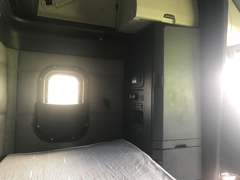 Sleeper Tractor-Heavy Duty Tractors-Freightliner-2022-T12664ST-Allentown-PA-501,670\n\t\tmiles-$ 81,000 - Image 18