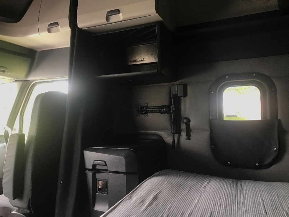 Sleeper Tractor-Heavy Duty Tractors-Freightliner-2022-T12664ST-Allentown-PA-501,670\n\t\tmiles-$ 81,000 - Image 19