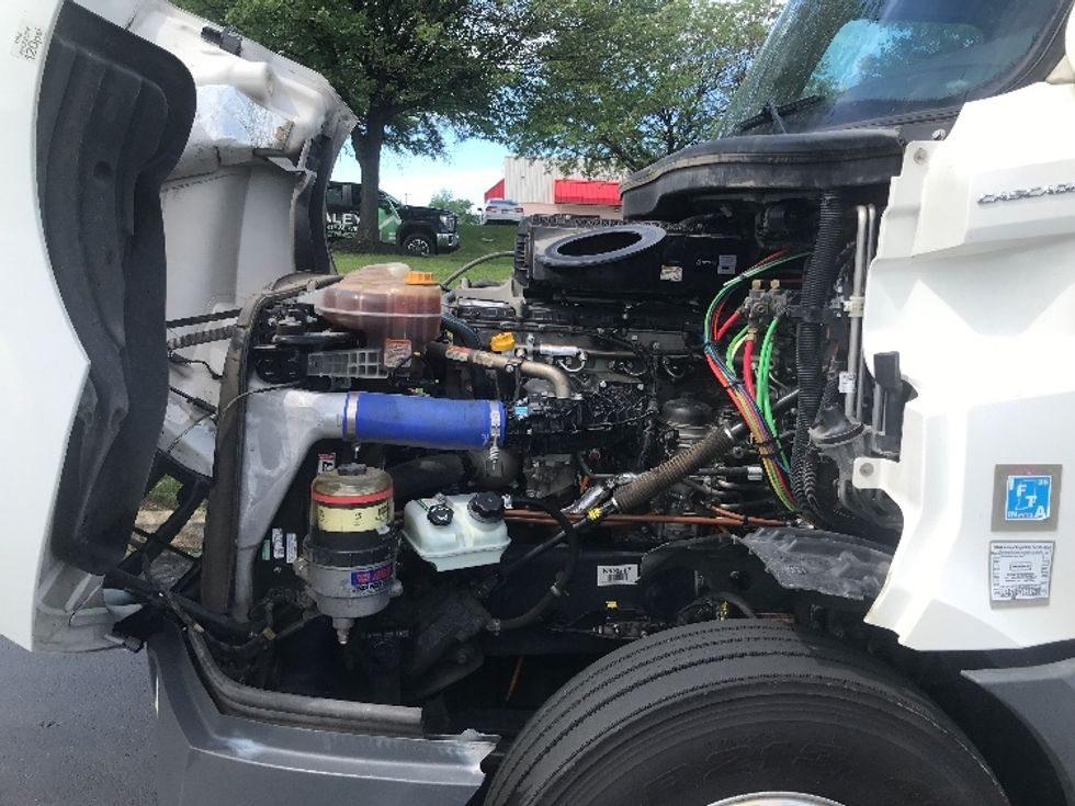 Sleeper Tractor-Heavy Duty Tractors-Freightliner-2022-T12664ST-Allentown-PA-501,670\n\t\tmiles-$ 81,000 - Image 21