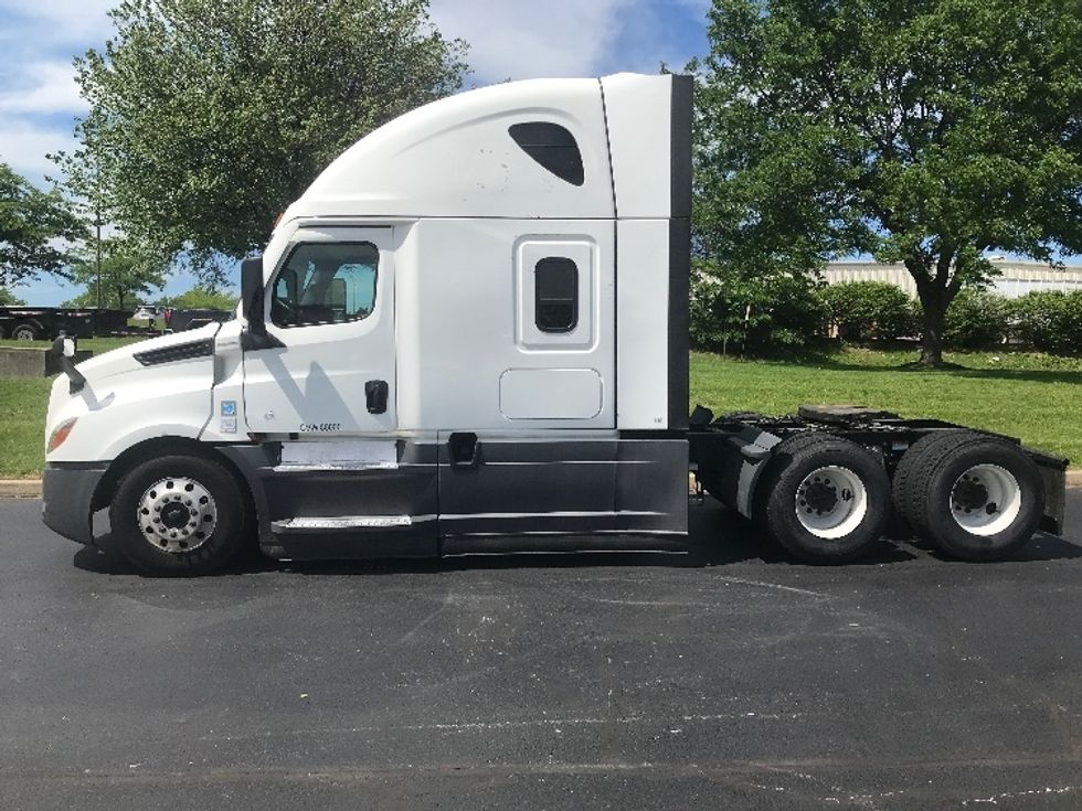 Sleeper Tractor-Heavy Duty Tractors-Freightliner-2022-T12664ST-Allentown-PA-501,670\n\t\tmiles-$ 81,000 - Image 4