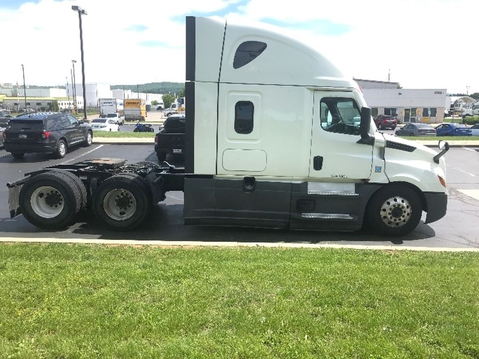 Sleeper Tractor-Heavy Duty Tractors-Freightliner-2022-T12664ST-Allentown-PA-501,670\n\t\tmiles-$ 81,000 - Image 8