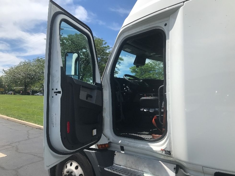 Sleeper Tractor-Heavy Duty Tractors-Freightliner-2022-T12664ST-Allentown-PA-501,670\n\t\tmiles-$ 81,000 - Image 9