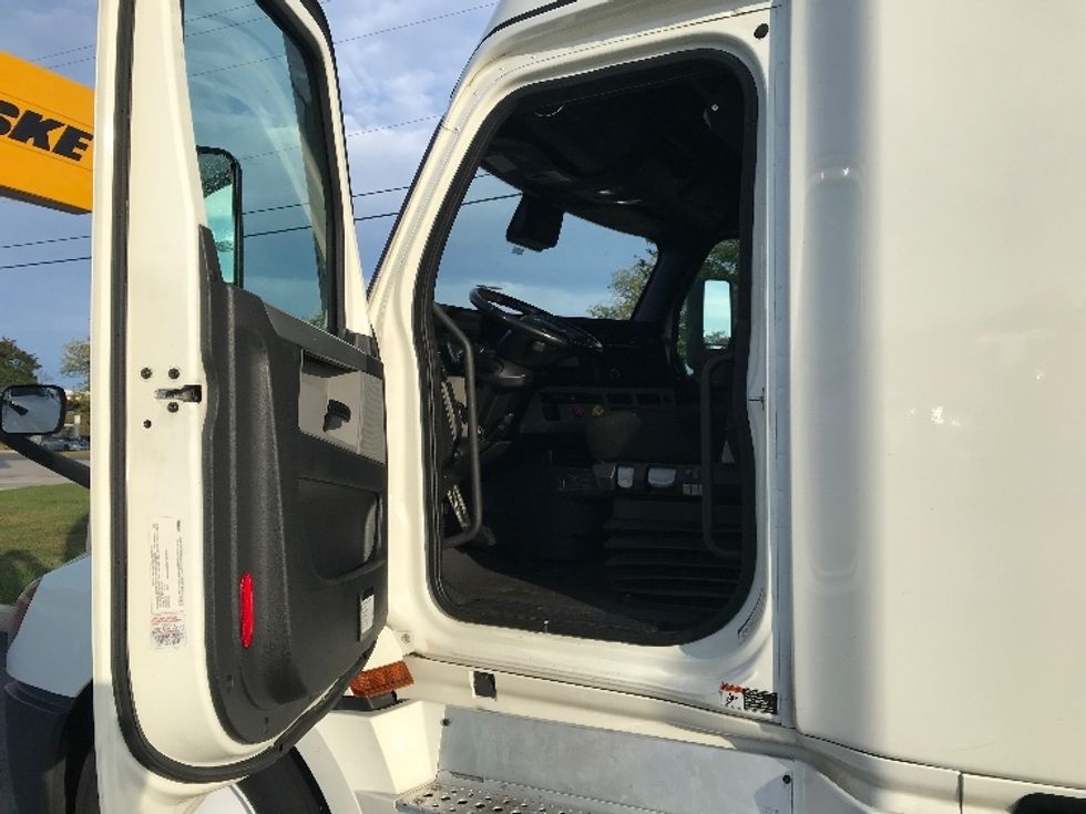 Sleeper Tractor-Heavy Duty Tractors-Freightliner-2022-T12664ST-Allentown-PA-525,751\n\t\tmiles-$ 65,250 - Image 10