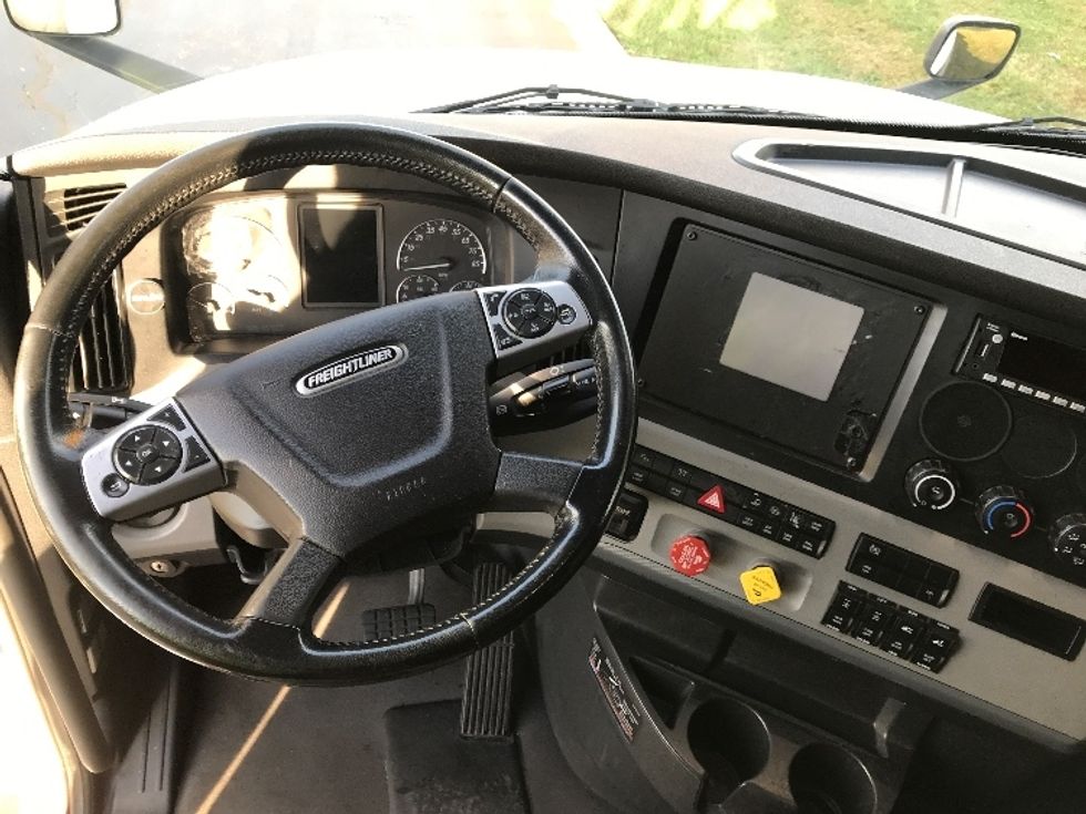Sleeper Tractor-Heavy Duty Tractors-Freightliner-2022-T12664ST-Allentown-PA-525,751\n\t\tmiles-$ 65,250 - Image 11