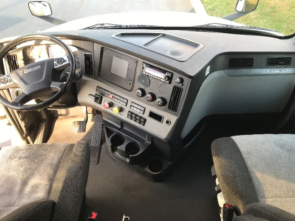 Sleeper Tractor-Heavy Duty Tractors-Freightliner-2022-T12664ST-Allentown-PA-525,751\n\t\tmiles-$ 65,250 - Image 12