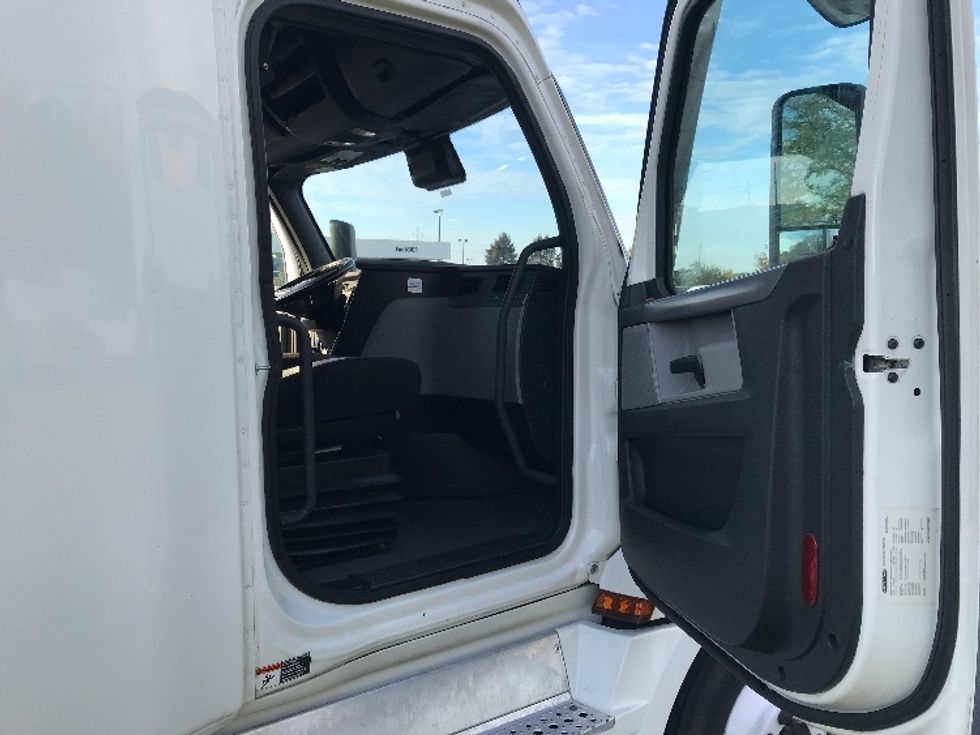 Sleeper Tractor-Heavy Duty Tractors-Freightliner-2022-T12664ST-Allentown-PA-525,751\n\t\tmiles-$ 65,250 - Image 13