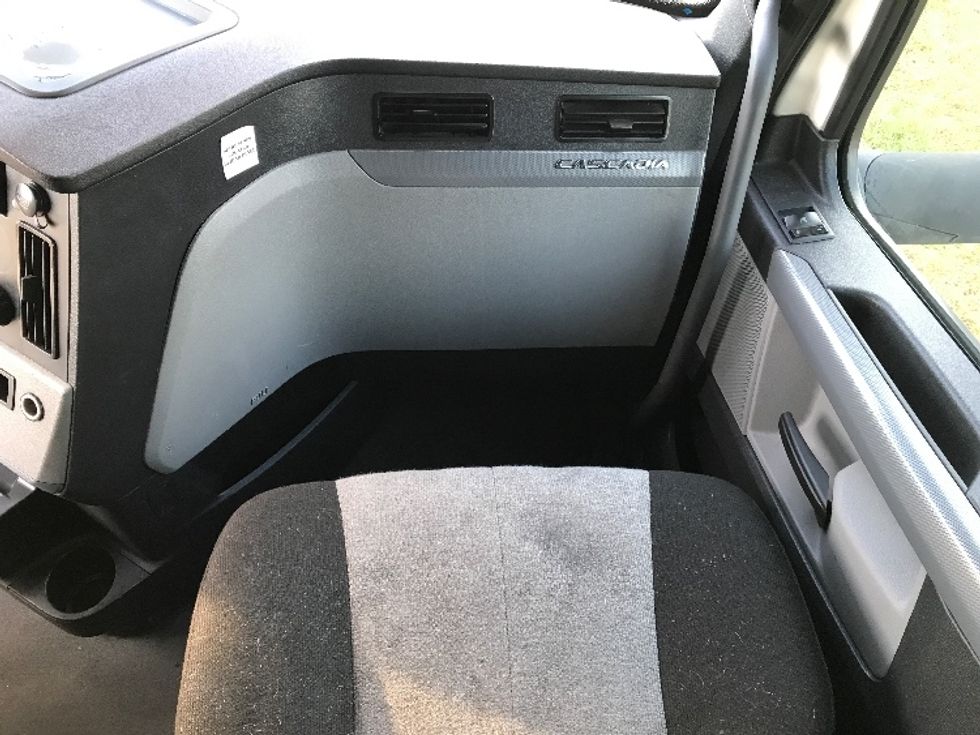 Sleeper Tractor-Heavy Duty Tractors-Freightliner-2022-T12664ST-Allentown-PA-525,751\n\t\tmiles-$ 65,250 - Image 14