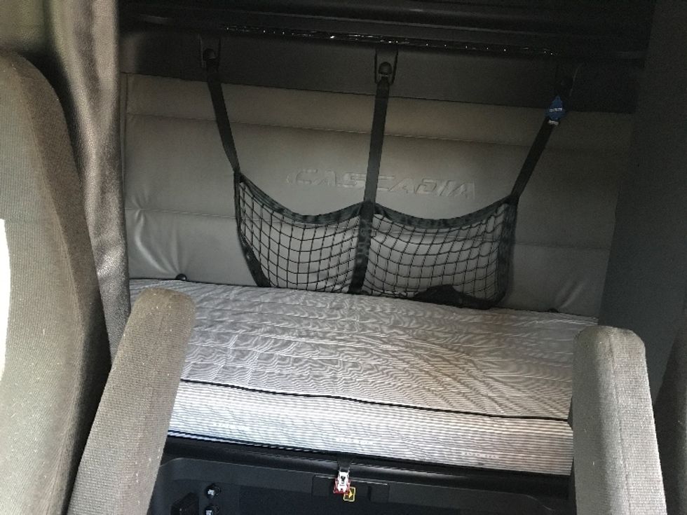 Sleeper Tractor-Heavy Duty Tractors-Freightliner-2022-T12664ST-Allentown-PA-525,751\n\t\tmiles-$ 65,250 - Image 16