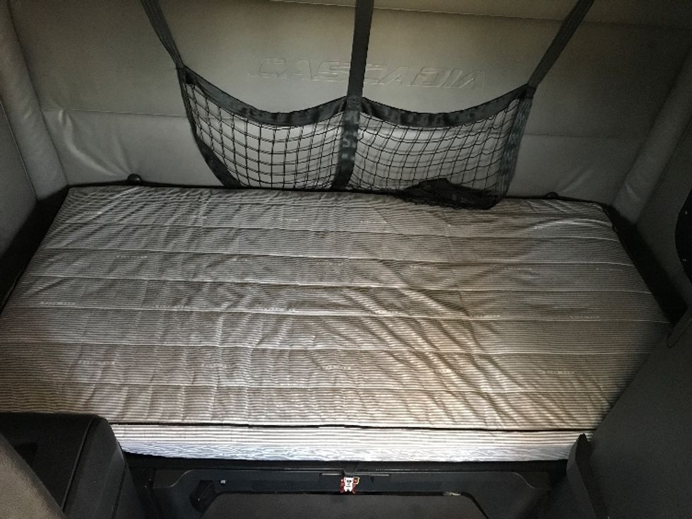 Sleeper Tractor-Heavy Duty Tractors-Freightliner-2022-T12664ST-Allentown-PA-525,751\n\t\tmiles-$ 65,250 - Image 17