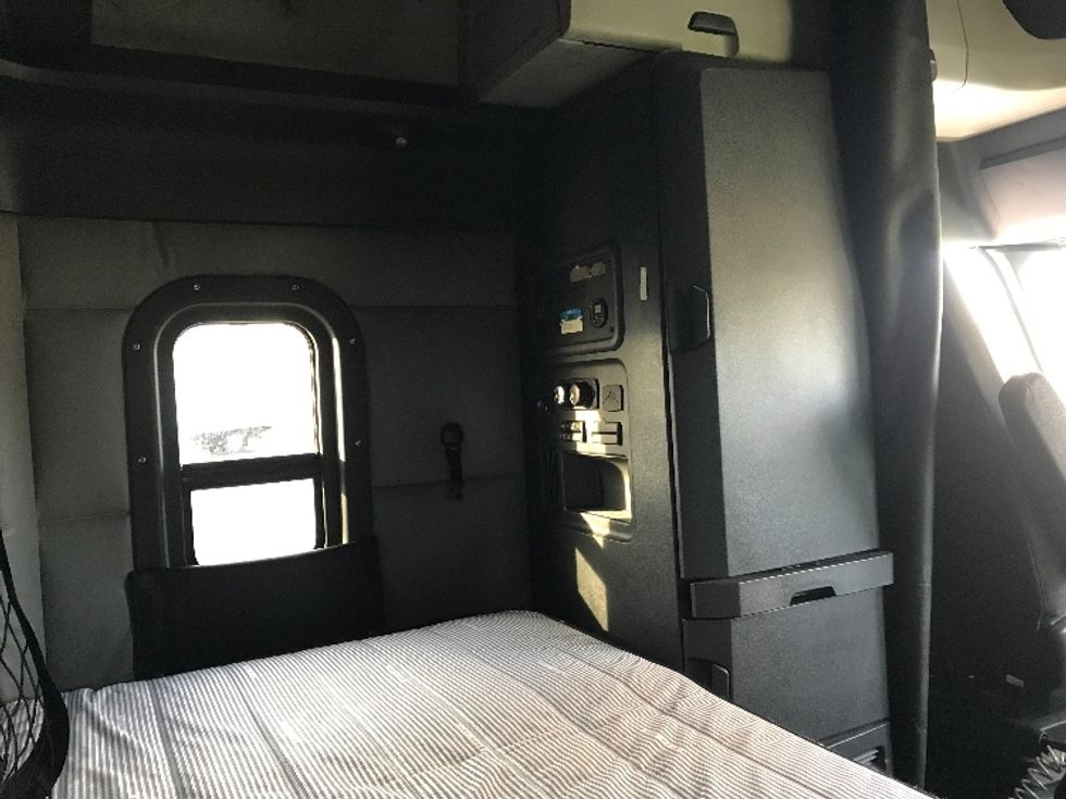 Sleeper Tractor-Heavy Duty Tractors-Freightliner-2022-T12664ST-Allentown-PA-525,751\n\t\tmiles-$ 65,250 - Image 18