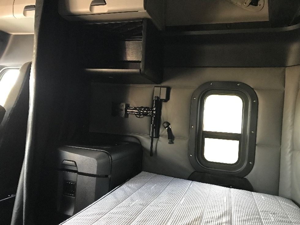 Sleeper Tractor-Heavy Duty Tractors-Freightliner-2022-T12664ST-Allentown-PA-525,751\n\t\tmiles-$ 65,250 - Image 19