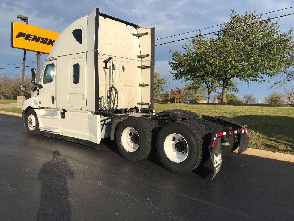 Sleeper Tractor-Heavy Duty Tractors-Freightliner-2022-T12664ST-Allentown-PA-525,751\n\t\tmiles-$ 65,250 - Image 5