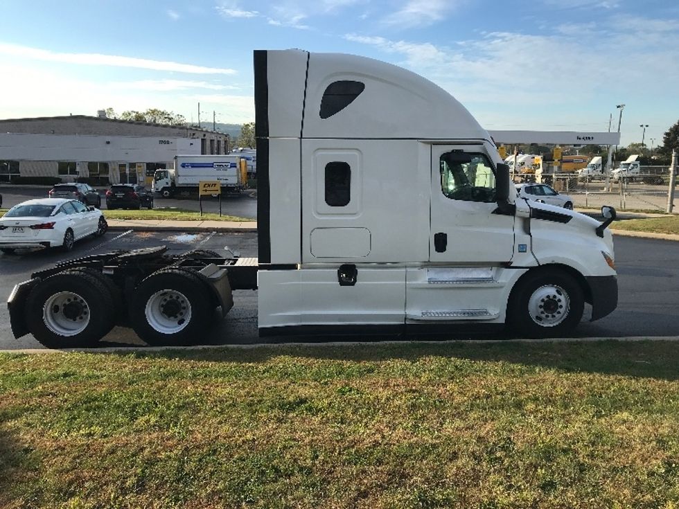 Sleeper Tractor-Heavy Duty Tractors-Freightliner-2022-T12664ST-Allentown-PA-525,751\n\t\tmiles-$ 65,250 - Image 8