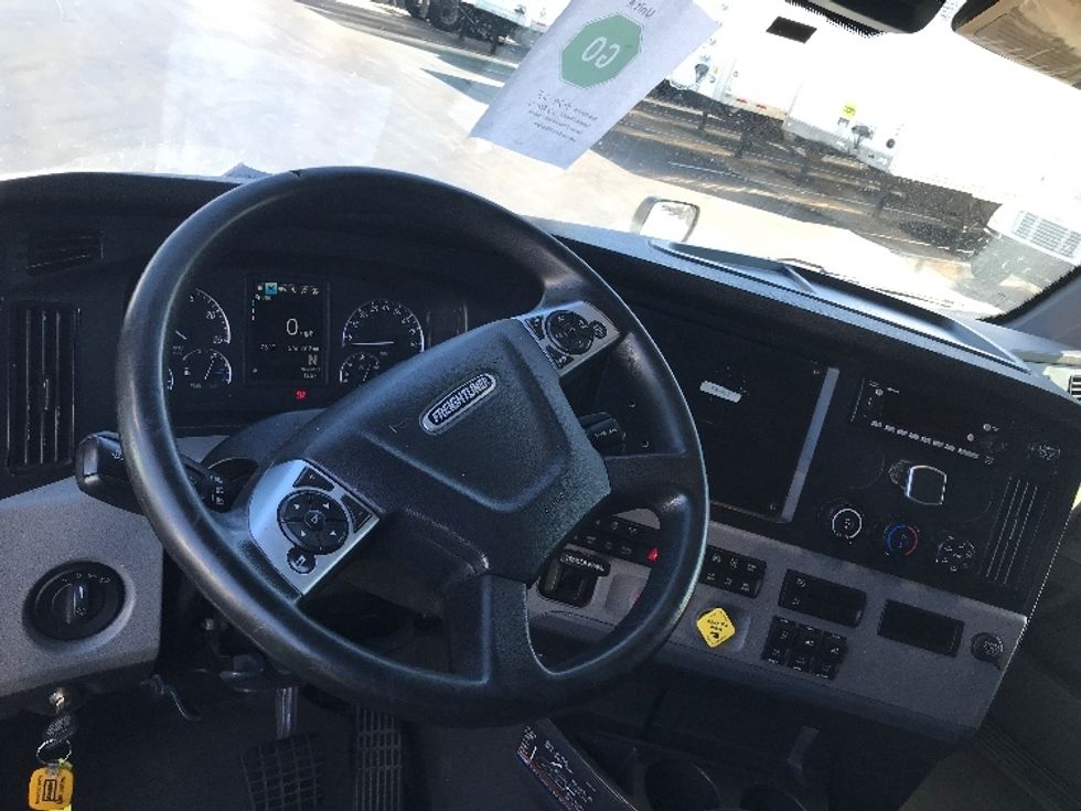 Sleeper Tractor-Heavy Duty Tractors-Freightliner-2022-T12664ST-Allentown-PA-566,762\n\t\tmiles-$ 62,250 - Image 11