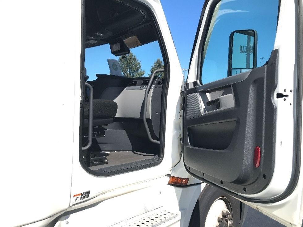 Sleeper Tractor-Heavy Duty Tractors-Freightliner-2022-T12664ST-Allentown-PA-566,762\n\t\tmiles-$ 62,250 - Image 13