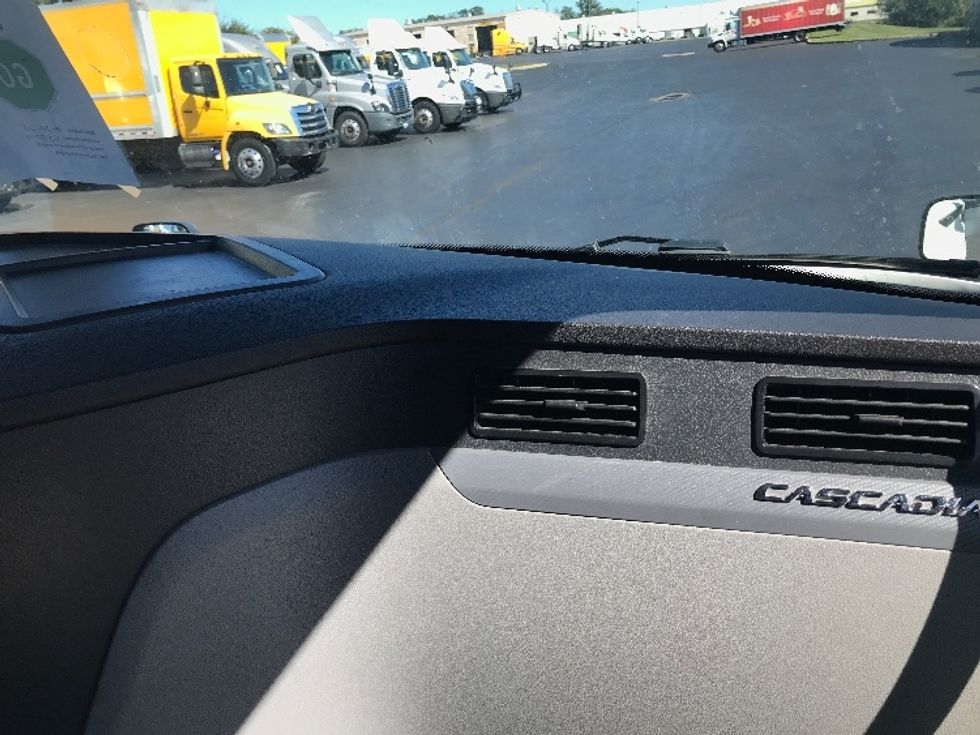 Sleeper Tractor-Heavy Duty Tractors-Freightliner-2022-T12664ST-Allentown-PA-566,762\n\t\tmiles-$ 62,250 - Image 14