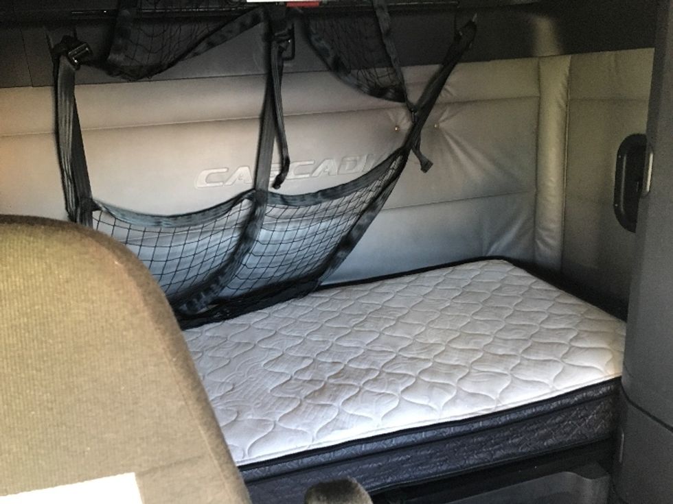 Sleeper Tractor-Heavy Duty Tractors-Freightliner-2022-T12664ST-Allentown-PA-566,762\n\t\tmiles-$ 62,250 - Image 16