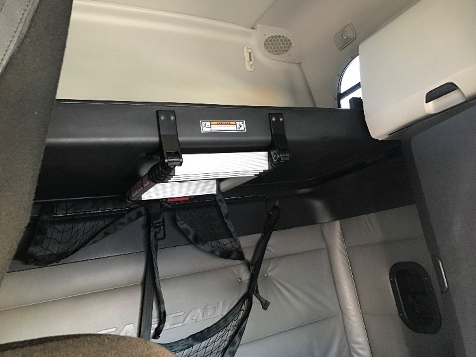 Sleeper Tractor-Heavy Duty Tractors-Freightliner-2022-T12664ST-Allentown-PA-566,762\n\t\tmiles-$ 62,250 - Image 17