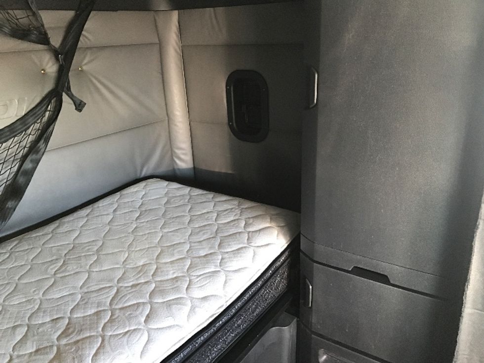 Sleeper Tractor-Heavy Duty Tractors-Freightliner-2022-T12664ST-Allentown-PA-566,762\n\t\tmiles-$ 62,250 - Image 18