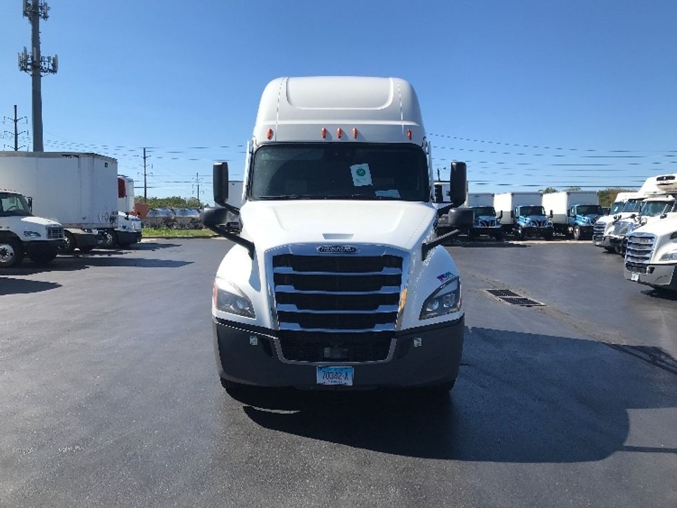 2022 Freightliner Cascadia 126" Sleeper Cab photo 2