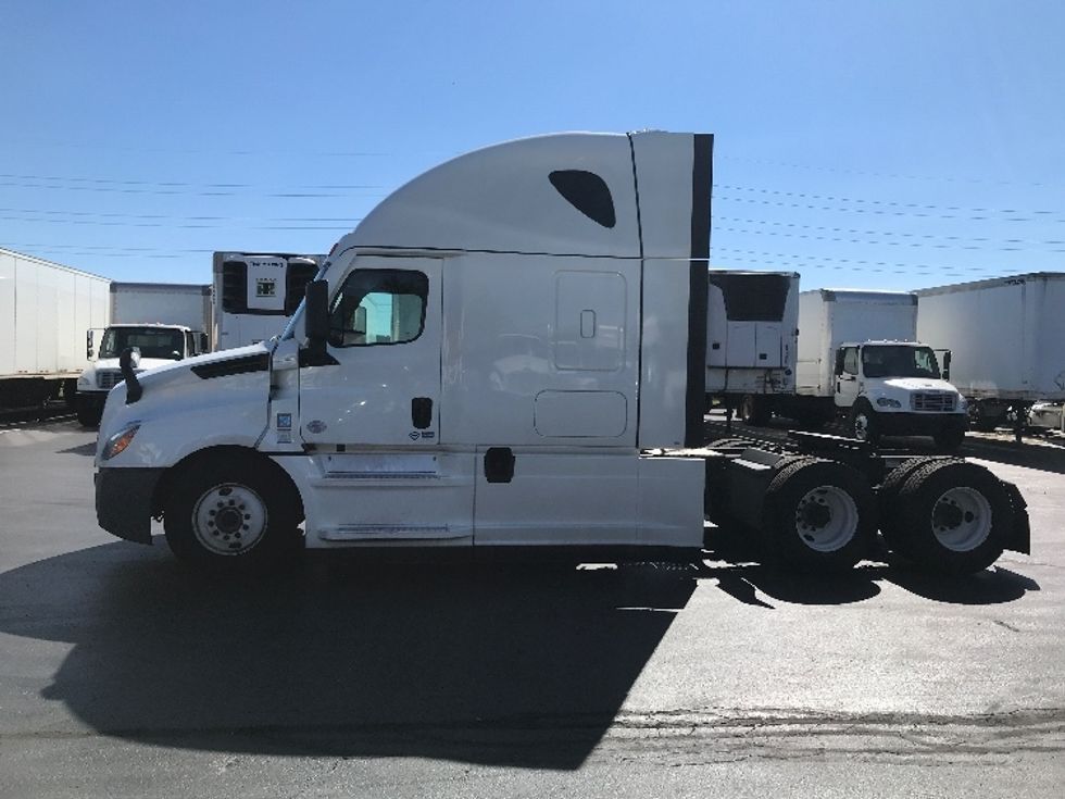 2022 Freightliner Cascadia 126" Sleeper Cab photo 4