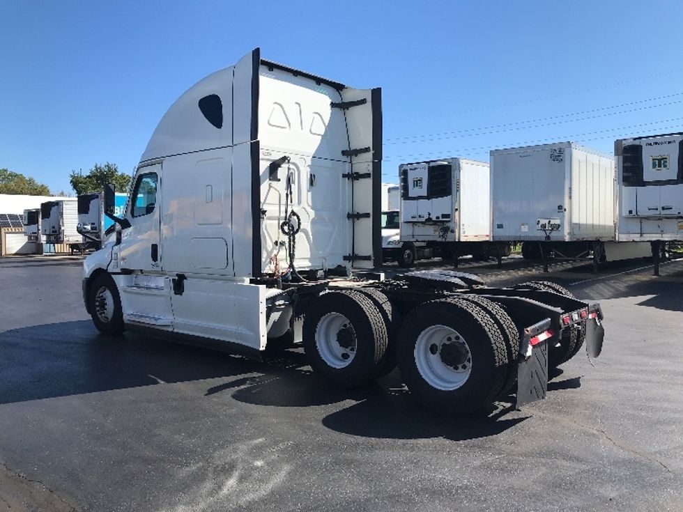 Sleeper Tractor-Heavy Duty Tractors-Freightliner-2022-T12664ST-Allentown-PA-566,762\n\t\tmiles-$ 62,250 - Image 5