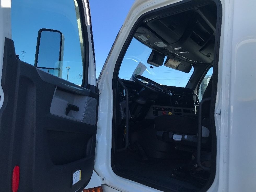 Sleeper Tractor-Heavy Duty Tractors-Freightliner-2022-T12664ST-Allentown-PA-566,762\n\t\tmiles-$ 62,250 - Image 9