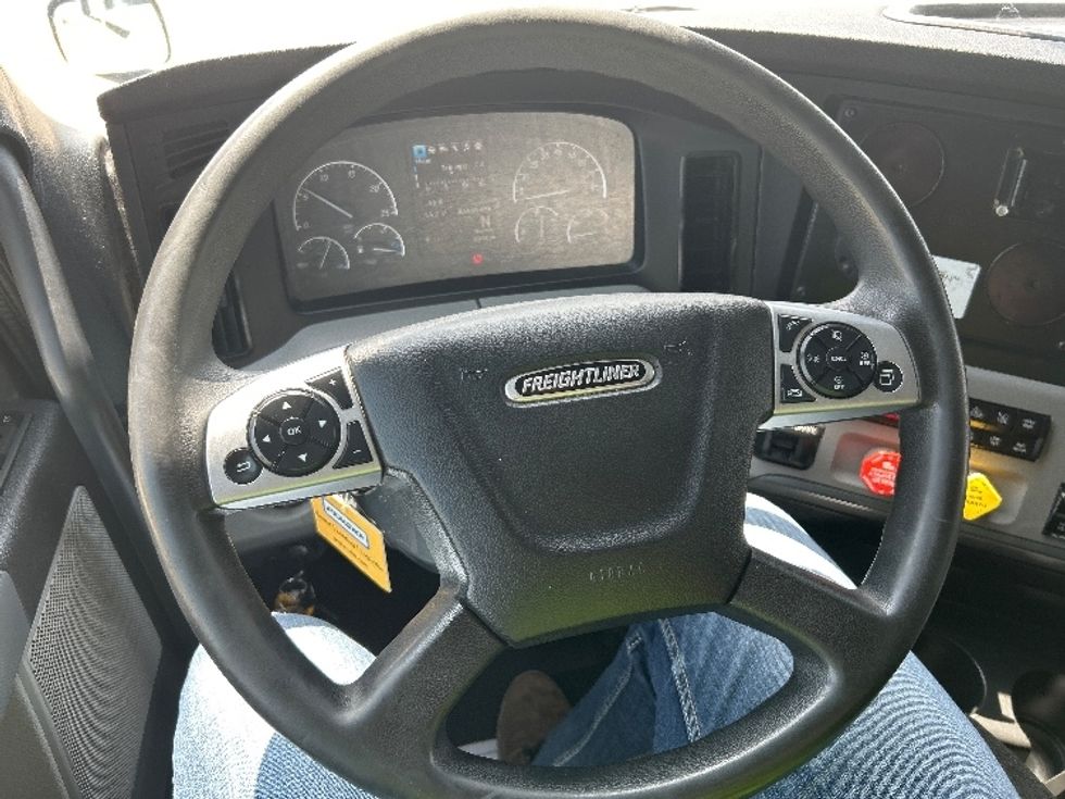 Sleeper Tractor-Heavy Duty Tractors-Freightliner-2022-T12664ST-Amarillo-TX-426,652\n\t\tmiles-$ 85,750 - Image 10
