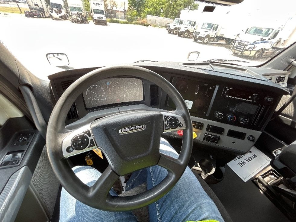 Sleeper Tractor-Heavy Duty Tractors-Freightliner-2022-T12664ST-Amarillo-TX-426,652\n\t\tmiles-$ 85,750 - Image 11